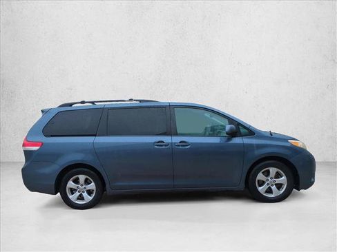 Used 2014 Toyota Sienna LE FWD image 4