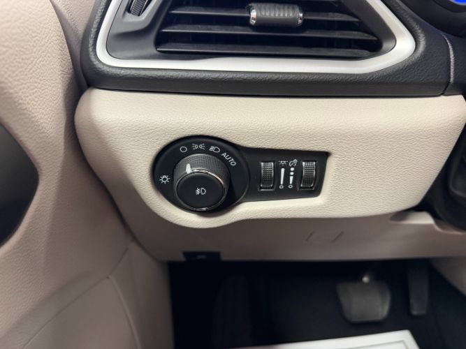 Used 2024 Chrysler Pacifica Touring-L FWD image 22