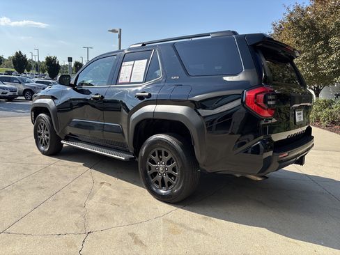 Used 2025 Toyota 4Runner SR5 AWD/4WD image 8
