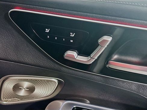 Used 2025 Mercedes-Benz GLC 300 4MATIC image 23