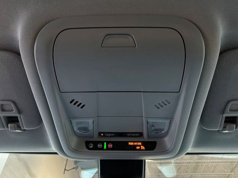 Used 2024 GMC Terrain SLE FWD image 16