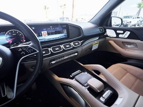 Used 2025 Mercedes-Benz GLS 580 4MATIC image 46