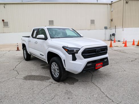 Certified 2024 Toyota Tacoma SR5 AWD/4WD image 5