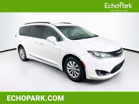 Used 2017 Chrysler Pacifica Touring-L image 1