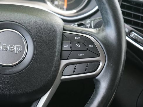 Used 2019 Jeep Cherokee Latitude Plus w/ Cold Weather Group AWD/4WD image 16