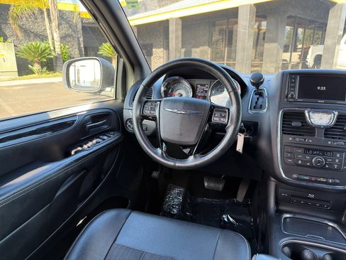 Used 2015 Chrysler Town & Country S w/ Driver Convenience Group image 22