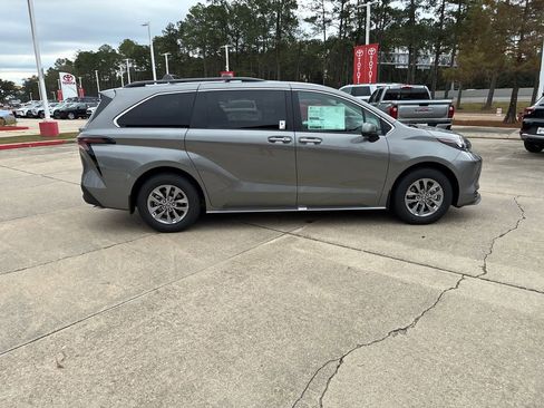 New 2026 Toyota Sienna XLE image 8