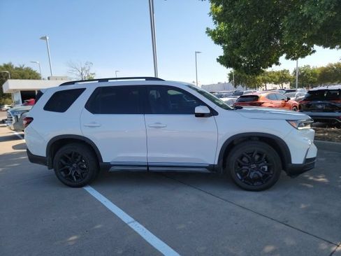 Used 2025 Honda Pilot Touring image 4