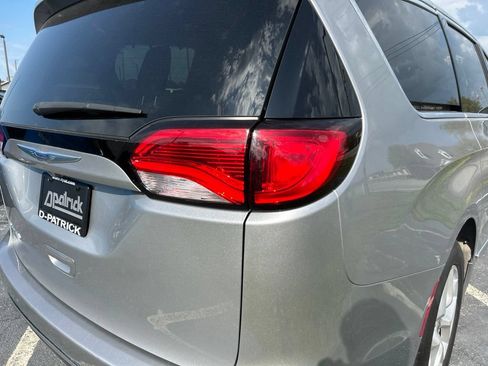 Used 2017 Chrysler Pacifica Touring-L w/ Tire & Wheel Group FWD image 12