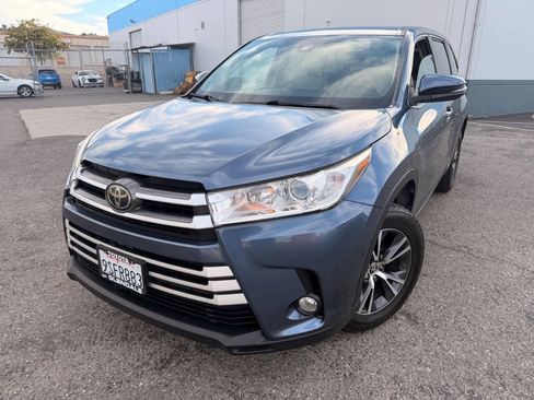 Used 2017 Toyota Highlander Plus w/ Carpet Mat Package FWD image 11