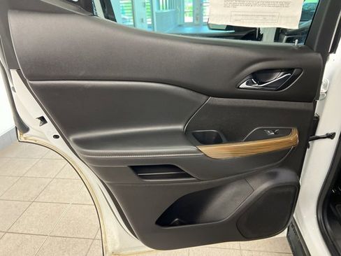 Used 2022 GMC Acadia SLE w/ Driver Convenience Package image 17