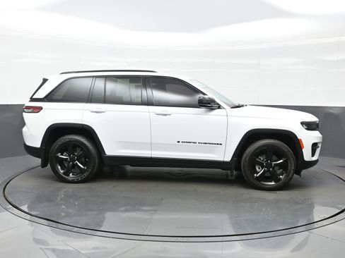 Used 2023 Jeep Grand Cherokee Altitude image 7