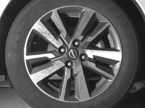 Used 2025 Nissan Versa SV image 13