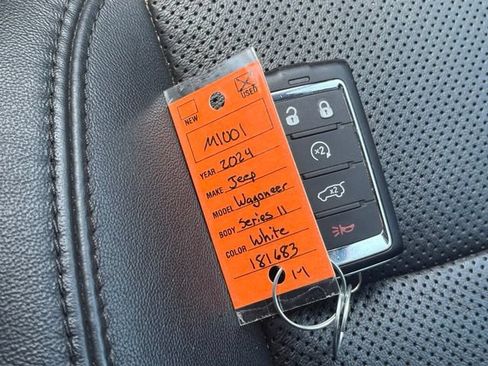 Used 2024 Jeep Wagoneer L Series II w/ Flexible Seating Group AWD/4WD image 12
