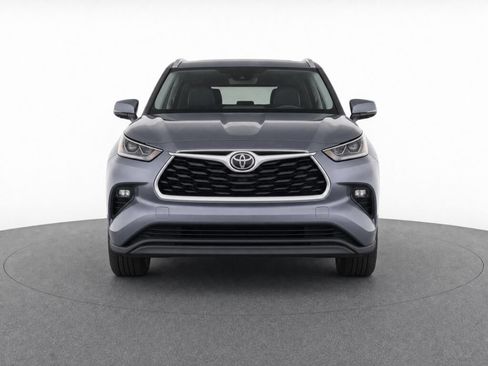 Used 2023 Toyota Highlander XLE AWD/4WD image 2