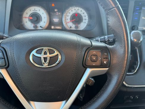Used 2017 Toyota Sienna SE FWD image 19