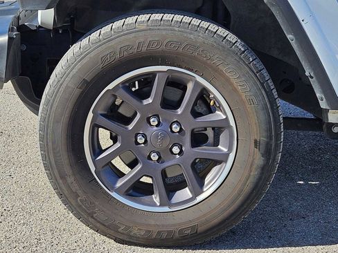 Used 2023 Jeep Gladiator Overland image 14