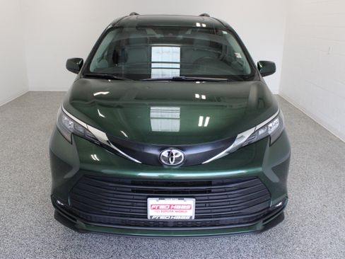 Used 2026 Toyota Sienna XLE FWD image 3