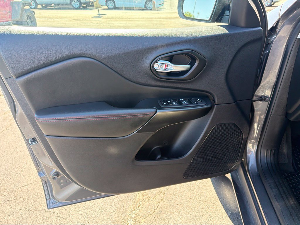 Used 2022 Jeep Cherokee Trailhawk AWD/4WD image 16