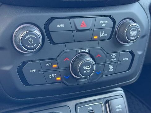 Used 2022 Jeep Renegade Altitude AWD/4WD image 23