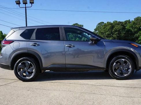 Used 2024 Nissan Rogue SV AWD/4WD image 3
