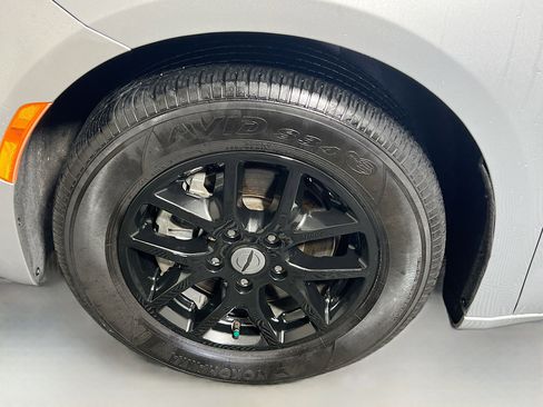 Used 2024 Chrysler Pacifica Touring-L image 13