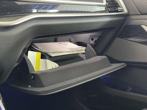 Used 2025 BMW X7 M60i w/ Climate Comfort Package image 30