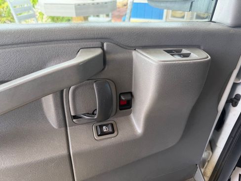 Used 2017 Chevrolet Express 2500 Extended RWD image 10