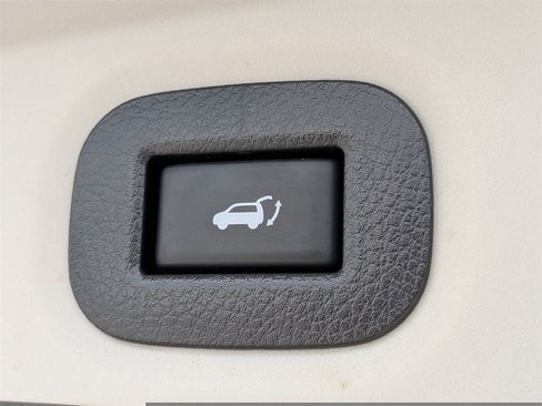 Used 2020 Nissan Rogue SV image 15