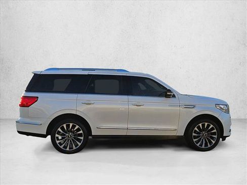 Used 2019 Lincoln Navigator Select RWD image 4