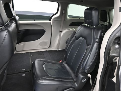 Used 2022 Chrysler Pacifica Touring-L image 12