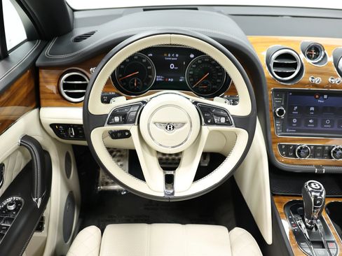 Used 2018 Bentley Bentayga Onyx Edition AWD/4WD image 28