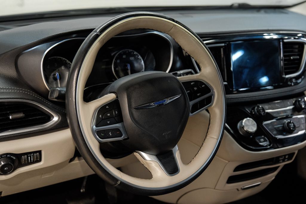 Used 2020 Chrysler Pacifica Limited FWD image 24