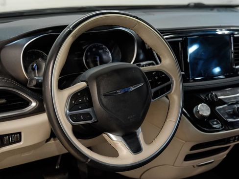 Used 2020 Chrysler Pacifica Limited FWD image 24