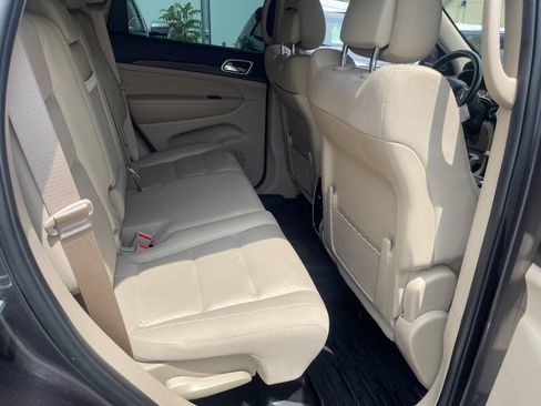 Used 2019 Jeep Grand Cherokee Laredo AWD/4WD image 25
