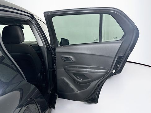 Used 2020 Chevrolet Trax LS image 28