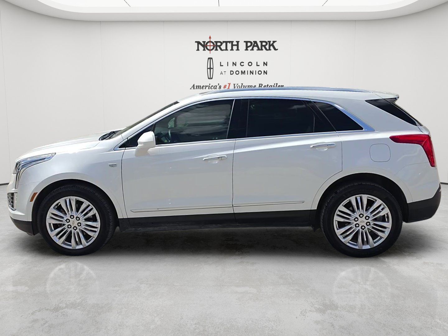 Used 2019 Cadillac XT5 Premium Luxury FWD image 2