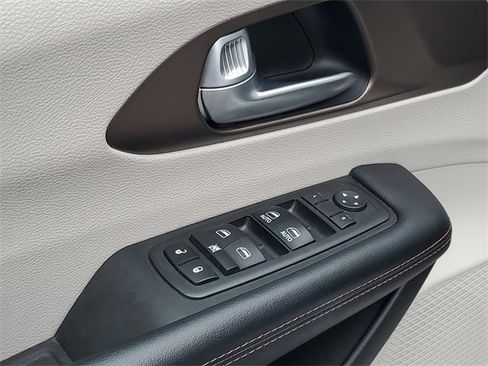 Used 2017 Chrysler Pacifica Touring-L image 14