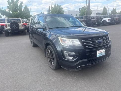 Used 2017 Ford Explorer XLT w/ XLT Appearance Package AWD/4WD image 3