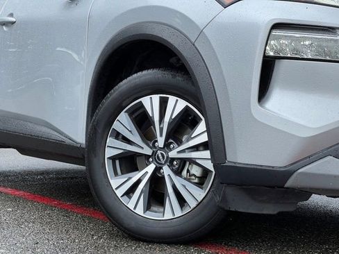 Used 2023 Nissan Rogue SV image 2