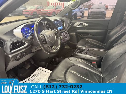 Used 2021 Chrysler Pacifica Touring-L w/ Uconnect Theater Family Group image 16