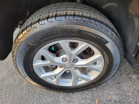 Used 2023 Jeep Grand Cherokee Limited w/ Luxury Tech Group II image 35