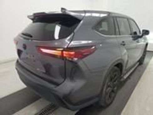 Used 2024 Toyota Highlander LE image 6