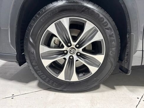 Used 2022 Toyota Highlander XLE AWD/4WD image 10