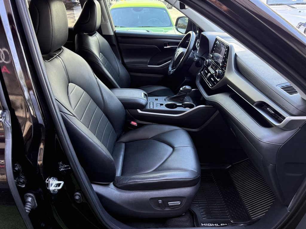 Used 2020 Toyota Highlander XLE FWD image 22