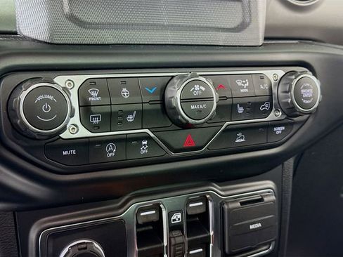 Used 2022 Jeep Wrangler Unlimited Sport image 15