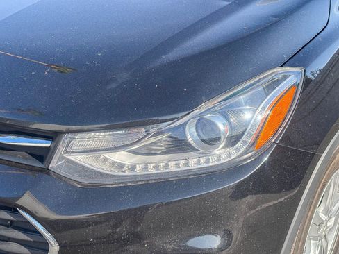 Used 2019 Chevrolet Trax LT w/ LT Convenience Package FWD image 8