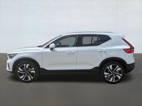 Used 2024 Volvo XC40 B5 Plus w/ Protection Package Premier AWD/4WD image 2