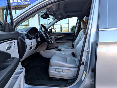 Used 2019 Honda Pilot Touring image 12