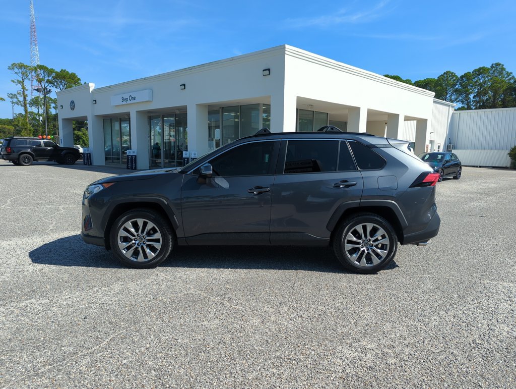Used 2019 Toyota RAV4 XLE Premium w/ Cold Weather Package AWD/4WD image 4